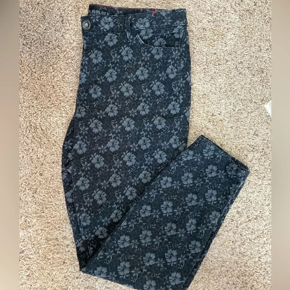 Banana Republic black floral jeans extra stretchy❤️❤️runs big👏🏻